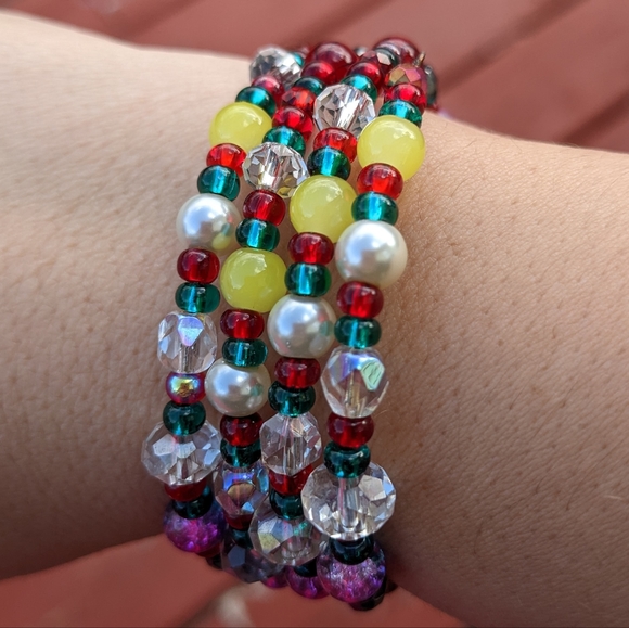 NEW Christmas Bracelet Handmade Cute Sparkly Glass Beads Red Green White Unique - Picture 6 of 7